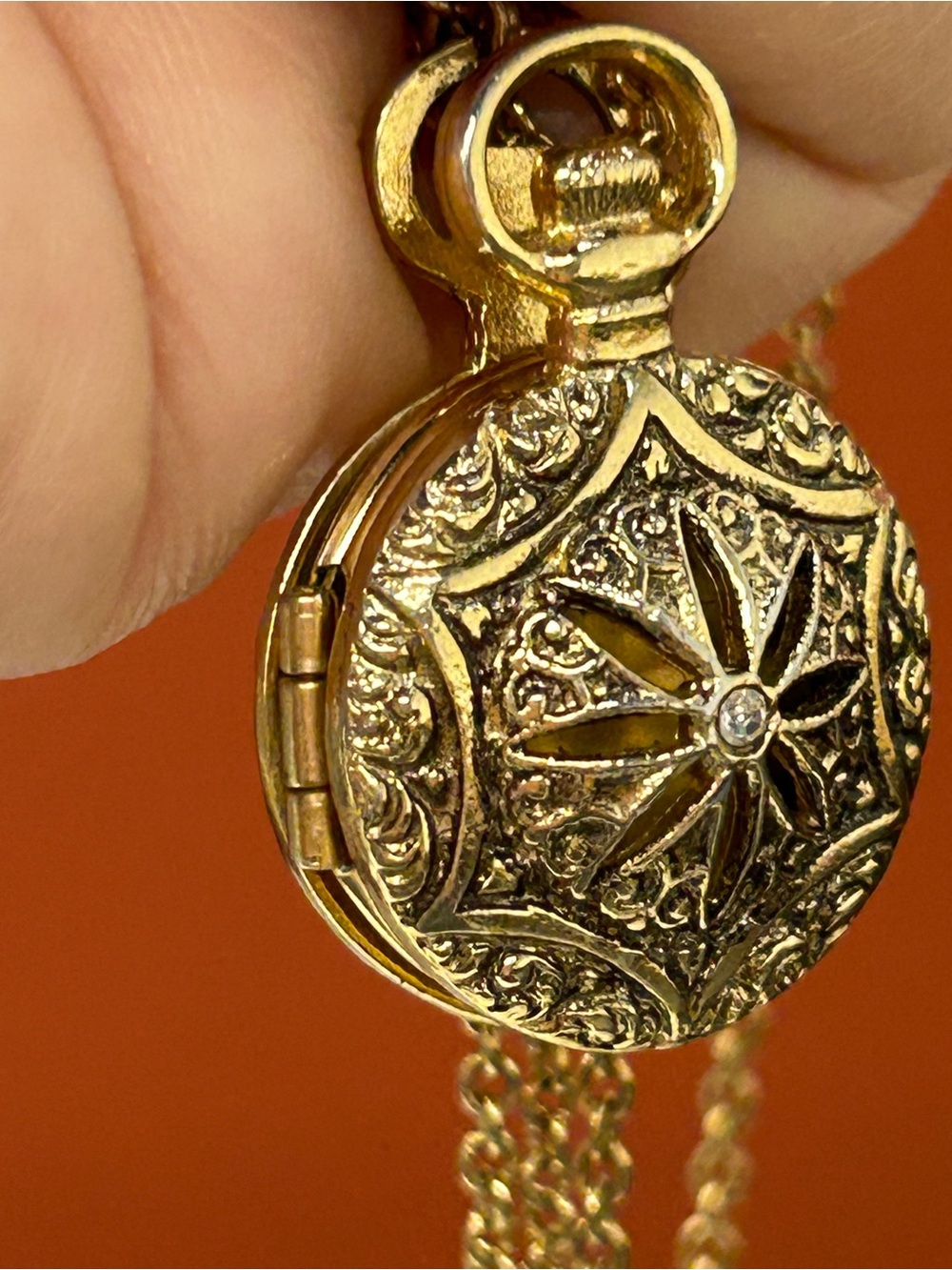 Vintage style Gold tone locket  Pendant Necklace - Women Jewelry